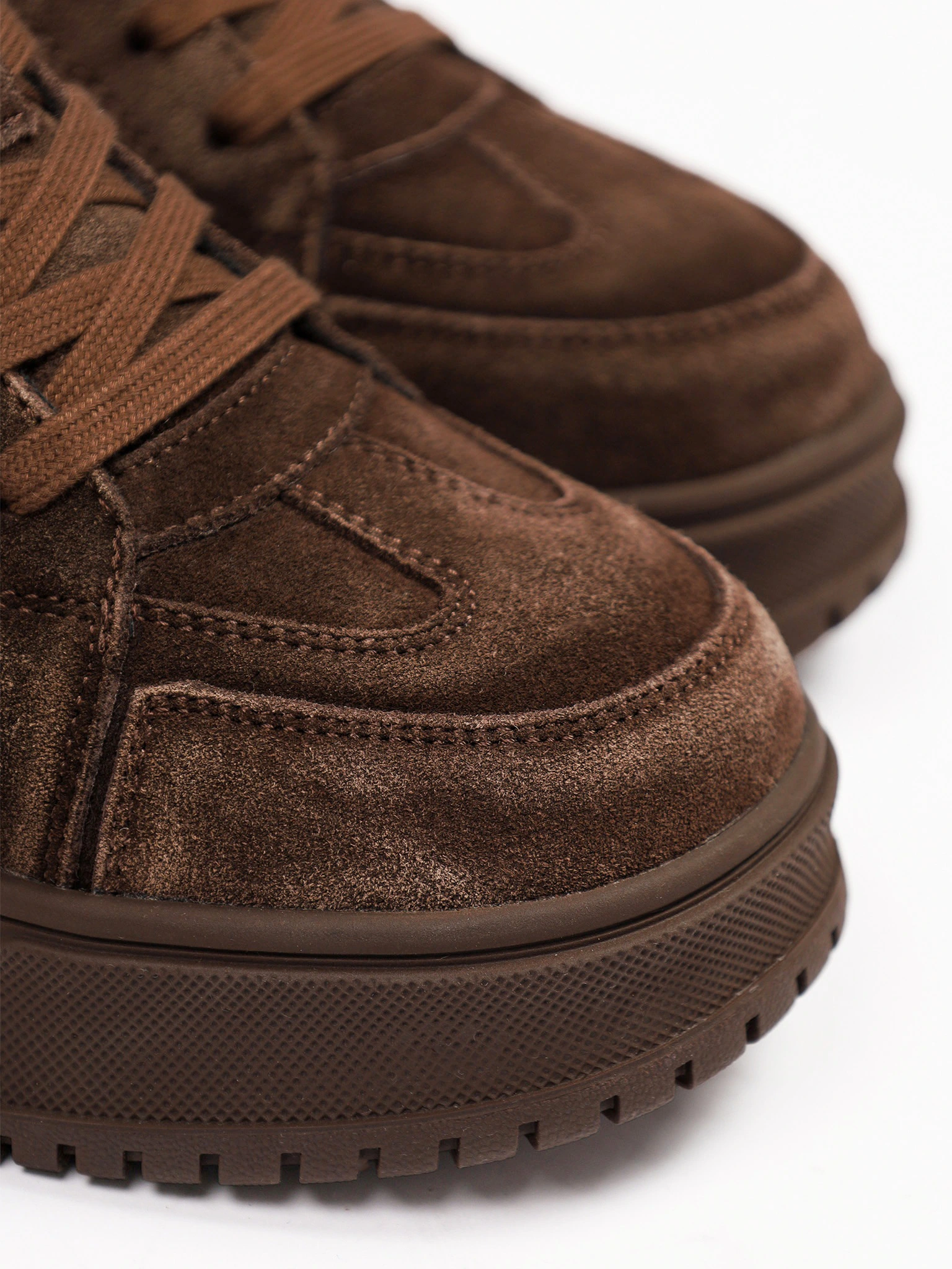 Кроссовки утепленные коричневого цвета на средней платформе